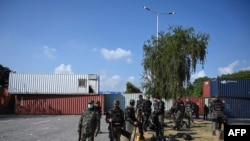 Пакистандын коопсуздук күчтөрү Исламабадга кетчү кан жолду ашынган диний топтун өкүлдөрүнүн кирип келишинен кайтарып турушат. 16-ноябрь, 2020-жыл. 