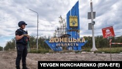 Український військовослужбовець-сапер на адміністративній межі між Харківською і Донецькою областями після звільнення ЗСУ цієї території від військ РФ