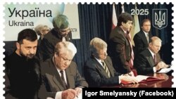 Марка, яку випустила «Укрпошта» в січні 2025 року. Цьому передувало інтерв’ю президента України Володимира Зеленського, в якому він критично висловився про Будапештський меморандум