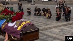 Sicriul lui Daria Filipieva, medic militar ucrainean, în timpul funeraliilor acesteia, în Piața Independenței din Kiev, la 12 august. Ea a fost ucisă în regiunea Donețk.