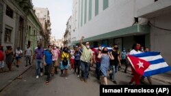 В отговор на протестите се проведоха и контрапротести. Участниците викаха в подкрепа на правителството.