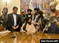 Tálib harcosok foglalják el az afgán elnöki palotát, miután Asraf Gáni afgán elnök elmenekült az országból. Kabul, Afganisztán, 2021. augusztus 15., vasárnap