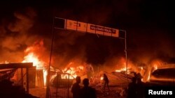 Incendiile provocate de bombardamentul de duminică au mistuit adăposturile improvizate din „zona umanitară” desemnată pe fondul ofensivei israeliene de la Rafah. 