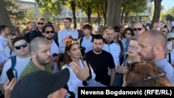 Policijski inspektor u razgovoru sa okupljenima, 20. septembar 2025.