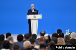 Президент Қасым-Жомарт Тоқаев Қазақстан халқы Ассамбеясының жиынында сөйлеп тұр. Астана, 24 сәуір, 2025 жыл.