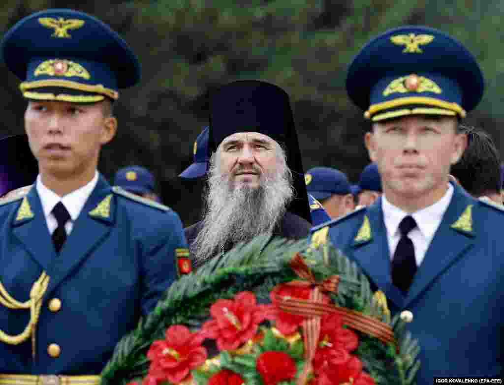 Кыргызстандын Улуттук гвардиясынын жоокерлери Бишкектин Жеңиш паркында өткөн Экинчи дүйнөлүк согушта курман болгондорду эскерүү аземинде гүл коюп жатышат. 