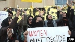 عفو بین الملل می گوید که در پی اعتراض های دانشجویی، دهها تن از معترضین بازداشت شده اند.