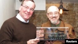 Ministrul german al apărării, Boris Pistorius, îi face cadou omologului său ucrainean, Oleksi Reznikov, o machetă a tancului Leopold 2, Kiev, la 7 februarie 