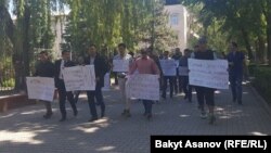 Участники акции протеста против ЛГБТ. 