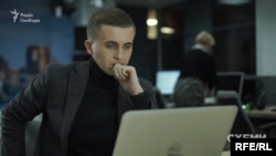 Михайло Ткач під час роботи на Радіо Свобода в програмі «Схеми».