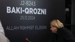 Әзербайжан ұшақ апаты құрбандарын аза тұтып жатыр. Баку әуежайы, 26 желтоқсан, 2024 жыл.