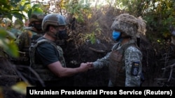 Президент Володимир Зеленський вітається із військовим під час поїздки на Донбас 14 жовтня 2020-го року