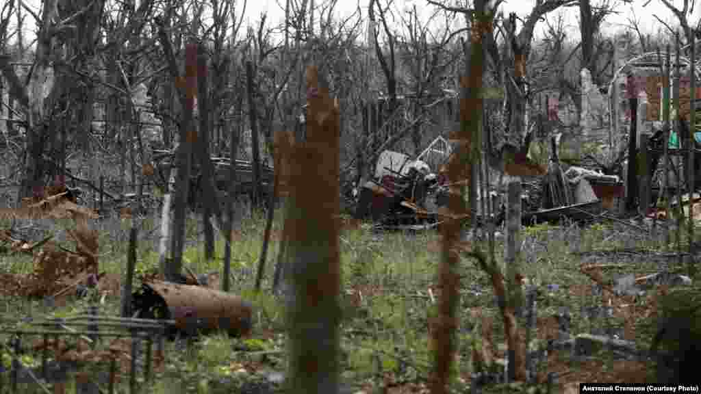 Szó szerint a senki földje az ukrán hadsereg és az oroszbarát szeparatisták frontvonalai között. Sztyepanov bevallja, hogy élete nagy részét a szülőföldjén dúló konfliktus megörökítésének szentelte, és most már nem is tudja ezt feladni