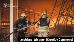 Рятувальники на місці одного з попередніх російських ударів у Харкові, 30 липня 2025 року