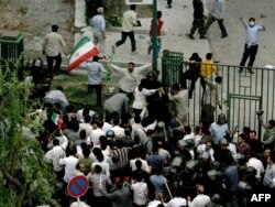 رویارویی لباس‌شخصی‌ها و دانشجویان در روزهای پس از انتخابات مناقشه‌برانگیز خرداد ۸۸