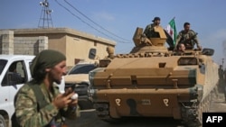 Sirijski vojnici koje podržava Turska blizu grada Tal Abjada