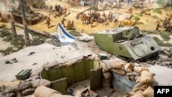 نمایی از یک ماکت که صحنه‌ای از جنگ «یوم کیپور» در سال ۱۹۷۳ را نشان می‌دهد