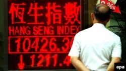 خبرهای بازار سهام هنگ کنک، در کنار خیابانی در هنگ کنگ - عکس از AFP