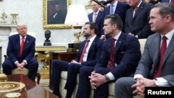 از راست: مایک والتز، پیت هگست، جی‌دی ونس و دونالد ترامپ