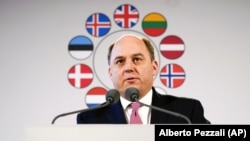 Міністр оборони Британії Бен Воллес заявив, що Україна сама вирішує, чи хоче вона вести будь-які мирні переговори