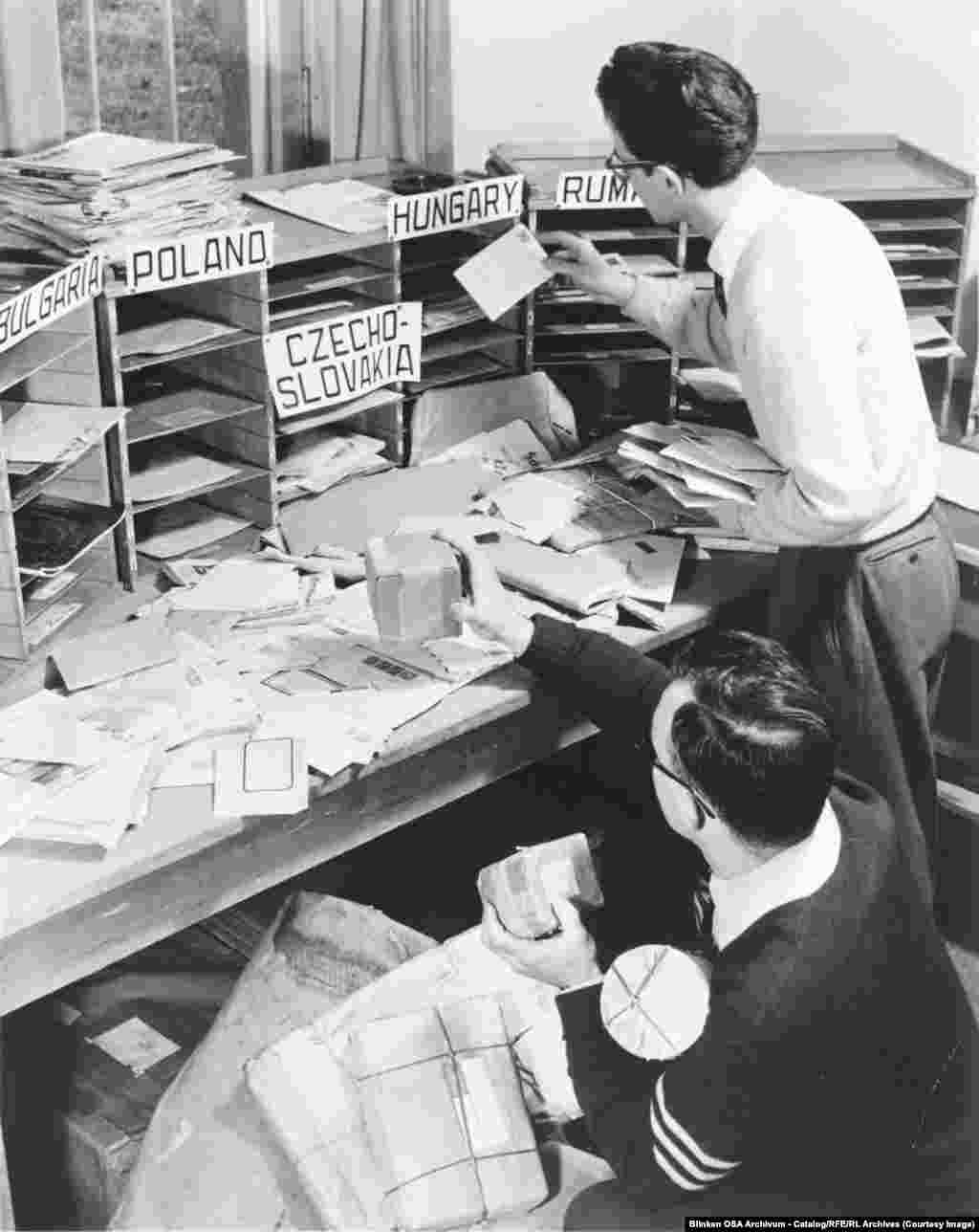 Сотрудники Радио Свободная Европа (РСЕ) в мюнхенской штаб-квартире разбирают почту, полученную из стран вещания.Целью создания РСЕ было "сохранить дух свободы в сердцах и умах людей", живущих при коммунизме в Восточной Европе.