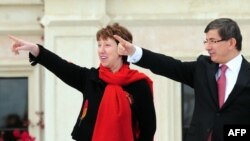 کاترین اشتون به همراه احمد داوود اغلو وزیر خارجه ترکیه در استانبول