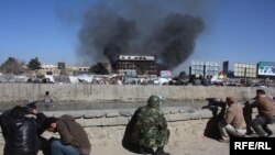 Талиб согушкерлеринин кол салуулары дээрлик күн сайын орун алып жатканына карабай оогандардын көбү коопсуздуктун жоктугун коррупциядан кийинки көйгөй деп эсептешет. 