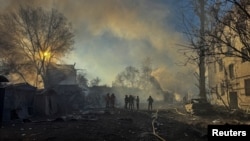 Ілюстраційне фото. Рятувальники на місці російського ракетного удару в Харкові, 7 березня 2025 року