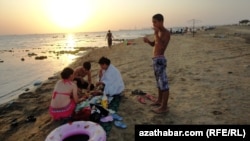 Turistët në Detin Kaspik, foto nga arkivi.