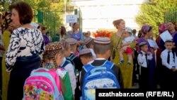 Начало учебного года в ашхабадской школе (фото из архива)   