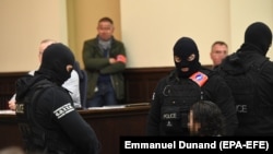 Glavni osumnjičeni za napade u Parizu Salah Abdeslam, sjedi dok je okružen belgijskim specijalnim policajcima u sudnici u zgradi suda "Palais de Justice" u Briselu. 2018.
