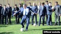 Эмомали Рахмон забил два гола в первой игре на стадионе новой академии ФК «Истиклол». Гиссар, 2012 год