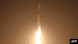 پرتاب موشک فالکون۹ اسپیس‌ایکس از سکوی پرتاب LC-39A در مرکز فضایی کندی در کیپ کاناورال، فلوریدا