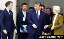 Президент Франції Емманюель Макрон, голова КНР Сі Цзіньпін та голова Єврокомісії Урсула фон дер Ляйєн (зліва направо) під час візиту китайського лідера до Парижу у 2024 році