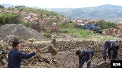 Albanci na obnovi kuća u severnom delu Mitrovice