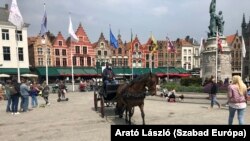 A belvárosokban legegyszerűbb lovaskocsin közlekedni. Ez Bruges főtere.