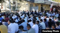 Сухумская мечеть сегодня была переполнена прихожанами, пришедшими принять участие в праздничной молитве. Фото: apsnypress.info