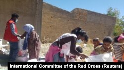 Radnici i volonteri Međunarodnog crvenog krsta dostavljaju hranu i ostale potrepštine stanovnicima regije Tigraj, Etiopija (6. januar)