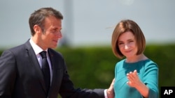 Președinta Republicii Moldova, Maia Sandu, alături de președintele Franței, Emmanuel Macron, inițiatorul și cel mai entuziast avocat al Comunității Politice Europene, organism ce cuprinde state UE și non-EU, cu excepția Rusiei și Belarus.