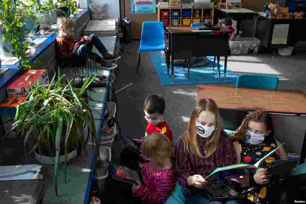 Ebben az alaszkai általános iskolában maszkban ülve dolgoznak a házi feladaton a tanulók.