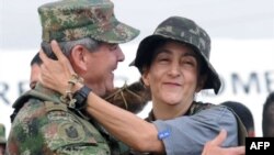 Ингрид Бетанкурт (аз рост) ва ҷенероли артиш Марио Монтоя, 3-вуми июл