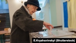 Під час голосування на одній з виборчих дільниць у Києві