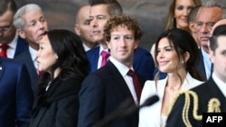 Shefi ekzekutiv i Meta-s, Mark Zuckerberg (në mes)