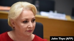 Viorica Dăncilă a spus că „nu este lașă” și candidează la Cotroceni dacă partidul i-o cere. Partidul este surprins și invocă sondajele de opinie, în care Dăncilă nu stă bine deloc