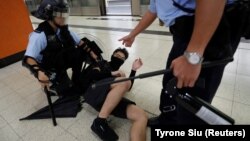 Після 14 тижнів протесту демонстранти вимагають розслідування випадків застосування поліцією насильства проти учасників протестів і відставки Керрі Лам