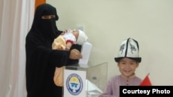 Пакистандагы кыргыз келин Кыргызстандагы президенттик шайлоо үчүн добуш бергени балдары менен кыргыз элчилигине келди. Исламабад, 30-октябрь, 2011. (Сүрөттүн макала каармандарына тиешеси жок.)