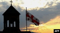 По мнению правозащитников, законодательная инициатива «патриотов» идет вразрез с 24-й статьей Конституции, которая защищает свободу выражения