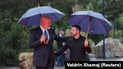 Президент України Володимир Зеленський (п) у Тирані, 16 травня 2025 року