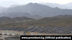 Былтыр сентябрда Баткендеги Лейлек району менен чектеш аймактарда Тажикстандын чек арачылары он чакты кыргызстандыкты кармаган.