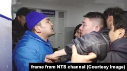 Төлөн Камчыбек уулу (оңдо) жабыркаган тарап менен. 4-январь, 2018-жыл.